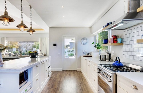 Constantia House | Elegant Upper Constantia Home with Breathtaking Views