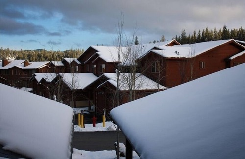 Truckee Condo | Exceptional Condo Retreat with Pool and Spa Amenities