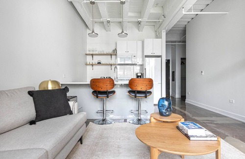Uptown Apartment | Inviting Uptown 1BR: Gym, Rooftop Pool & Pet Friendly