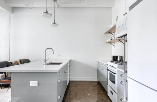 Uptown Apartment | Inviting Uptown 1BR: Gym, Rooftop Pool & Pet Friendly