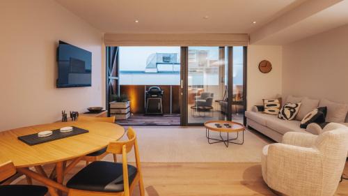 Nelson City Centre Apartment | Stylish Urban Apartment 5 - Guest Rated Perfect 10/10