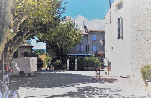 Saint-Paul-en-Foret House | Elegant Villa with Private Pool and Inviting Garden