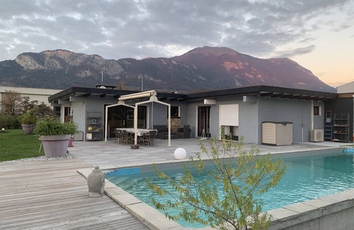 Bonneville House | Idyllic Villa Retreat by Lake and Mountains for 6 Guests
