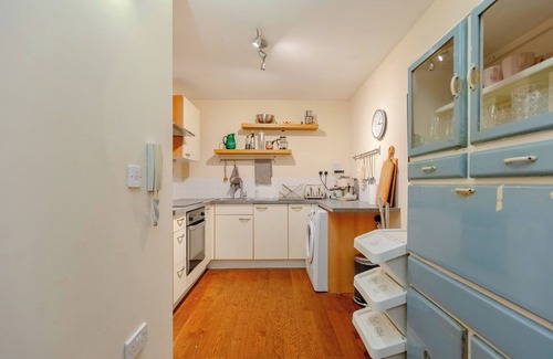 Hackney Central House | Vibrant 2BD Home with Balcony & Spa in Hackney!