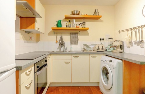Hackney Central House | Vibrant 2BD Home with Balcony & Spa in Hackney!