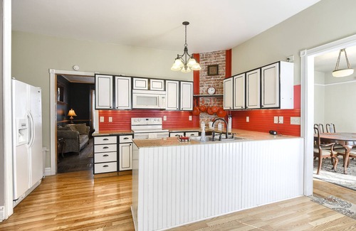 Deadwood Cabin | Charming Victorian Retreat on Main Street with Spa & Patio Views