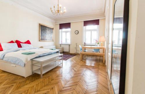 Josefstadt Apartment | Stylish Studio Retreat in the Heart of Vienna, 8.7/10 Rated