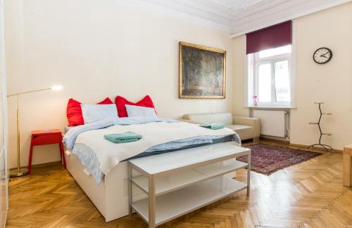 Josefstadt Apartment | Stylish Studio Retreat in the Heart of Vienna, 8.7/10 Rated