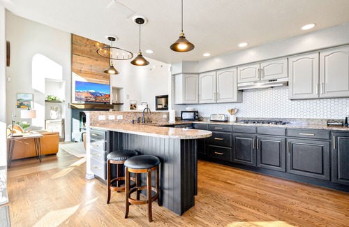Briargate House | Scenic Views & Family-Friendly Amenities for Group Stay