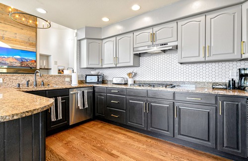Briargate House | Scenic Views & Family-Friendly Amenities for Group Stay