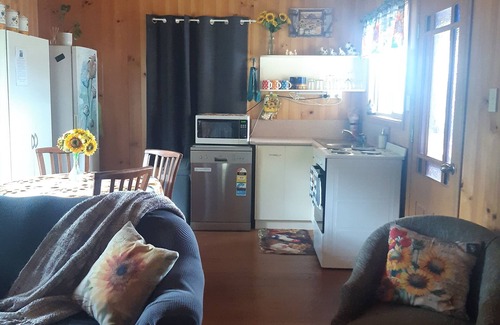 Moorang Cottage | Scenic Retreat with Ocean Views and Spa Amenities