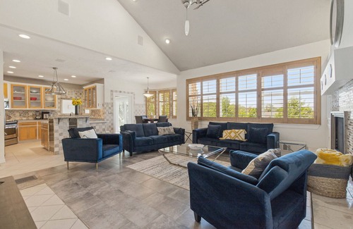 Granbury House | Serene Lake Granbury Views with Breakfast & Family Amenities