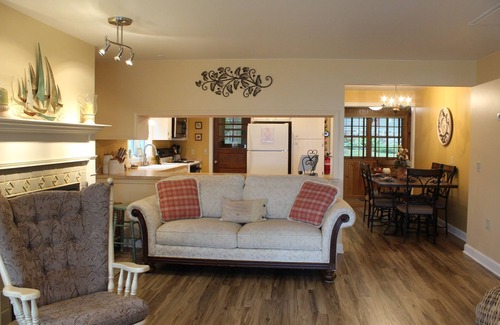 Town of Torrey Cottage | Inviting Ocean Views, Pet-Friendly Comfort & 10/10 Rating!