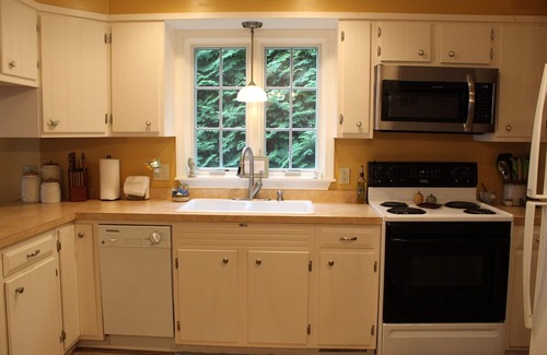 Town of Torrey Cottage | Inviting Ocean Views, Pet-Friendly Comfort & 10/10 Rating!