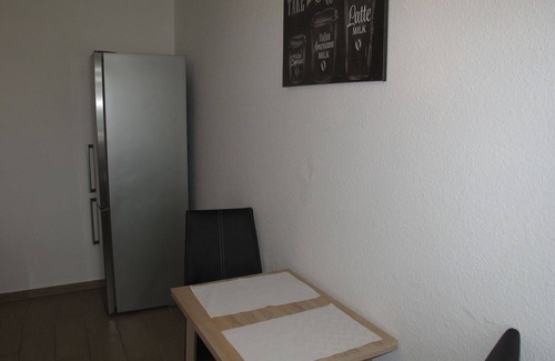 Raben Steinfeld House | Cozy Villa for 4 with Lake View, WIFI and Terrace Access