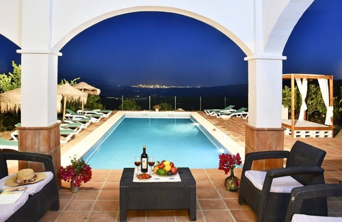 Cutar Villa | Villa Botin: Pet-Friendly Retreat with Heated Pool & Ocean View