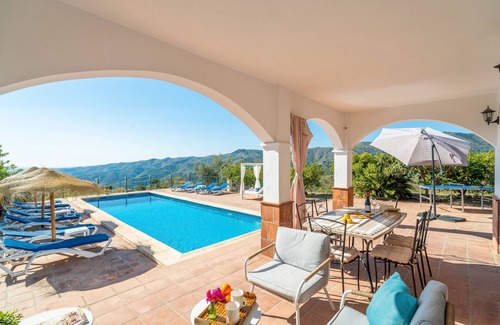 Cutar Villa | Villa Botin: Pet-Friendly Retreat with Heated Pool & Ocean View