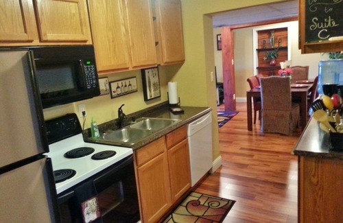 Eureka Villa | Delightful Villa Near St. Louis Attractions with Pool & Breakfast