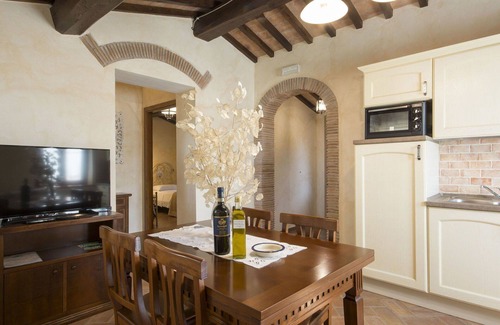 Giugnano Villa | Ideal Villa for 5 with Pool, A/C & Panoramic Views
