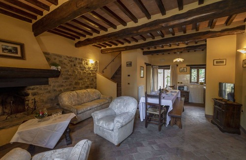 Pieve di Chio House | Inviting Villa with Private Pool, Pet-Friendly Amenities