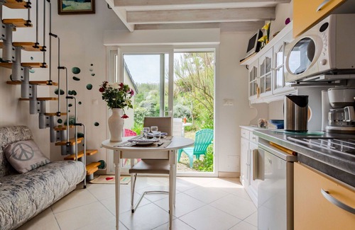 Surville House | Cozy Oceanfront Villa for 2 with Terrace and Parking