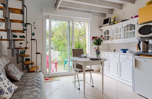 Surville House | Cozy Oceanfront Villa for 2 with Terrace and Parking