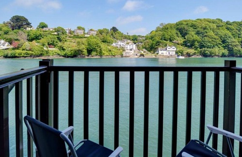 Fowey Villa | Beautiful villa for 2 guests with WIFI, TV and balcony