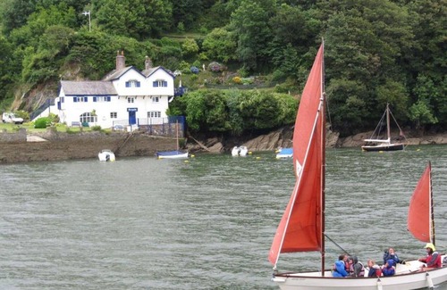 Fowey Villa | Beautiful villa for 2 guests with WIFI, TV and balcony