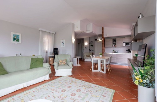 Barolo House | Inviting Villa with WIFI, Terrace & Panoramic Views for Four