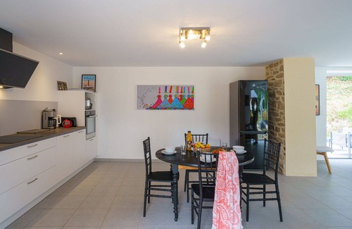 Peumerit House | Inviting Villa for 8 with Ocean View, WiFi & Terrace