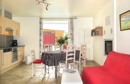 Cancale House | Delightful Villa for 7 with Ocean View and Modern Amenities