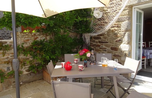 Cancale House | Delightful Villa for 7 with Ocean View and Modern Amenities
