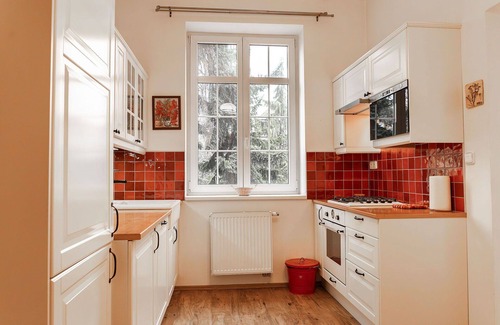 Prague 10 Villa | Cozy Villa for 8 with Hot Tub, WIFI & Pet-Friendly Amenities
