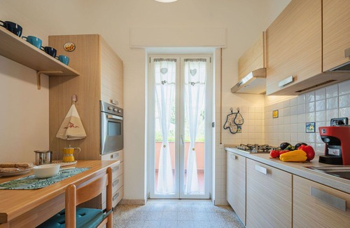 Viareggio House | Inviting Villa for 5 with Ocean View and Cozy Patio