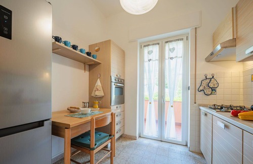 Viareggio House | Inviting Villa for 5 with Ocean View and Cozy Patio