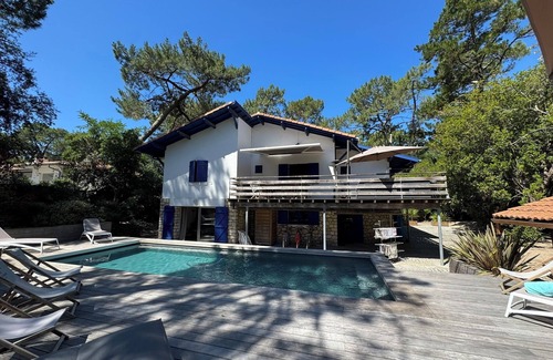 Pyla-sur-Mer Villa | Oceanfront Villa with Large Terrace Steps from the Beach