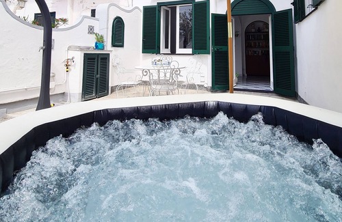 Capri Villa | Beautiful villa in the center of Capri with garden close to shopping area