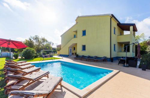 Valbandon Villa | Idyllic Villa Rampic with Private Pool Steps from the Beach