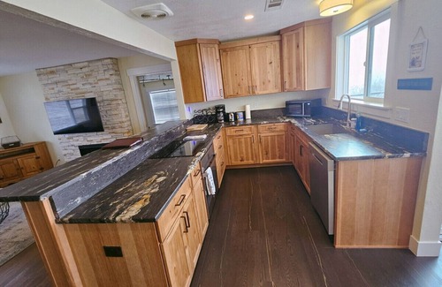 Medford House | Idyllic Vineyard Villa with Scenic Mountain Views