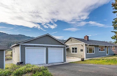Medford House | Idyllic Vineyard Villa with Scenic Mountain Views