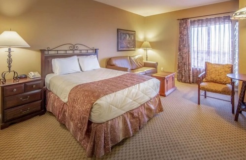 Genoa Resort | Relaxing Walleys Hotsprings Getaway with Pool & Spa