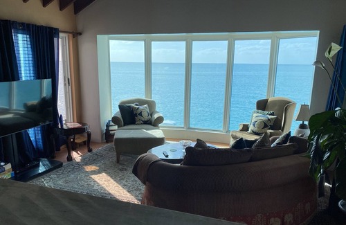 Devonshire House | Beautiful Water Front Property - Snorkel, Fish, or RELAX in the BEST LOCATION!