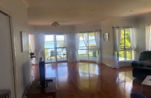 Brisbane Waterfront House | Scenic Waterfront Home with Breakfast - Perfect for Getaways