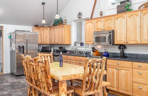 Acworth House | Waterfront Getaway: 10/10 Rated on Crescent Lake
