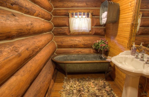 Raymond Cabin | Beautiful Waterfront Log Cabin with Hot Tub and Sauna