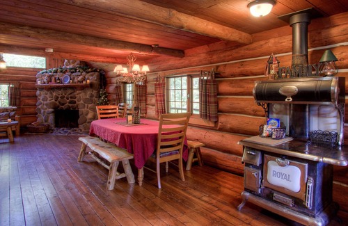 Raymond Cabin | Beautiful Waterfront Log Cabin with Hot Tub and Sauna