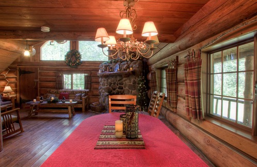 Raymond Cabin | Beautiful Waterfront Log Cabin with Hot Tub and Sauna