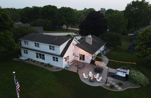 Oshkosh House | Waterfront Retreat: Guest Rated 10/10 & Ideal for EAA