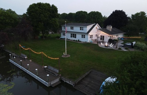 Oshkosh House | Waterfront Retreat: Guest Rated 10/10 & Ideal for EAA