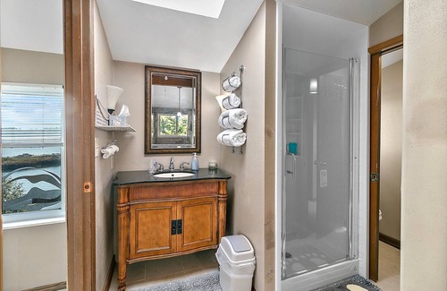 Burley House | Idyllic Waterfront Escape with Kayaking & Seafood Delights
